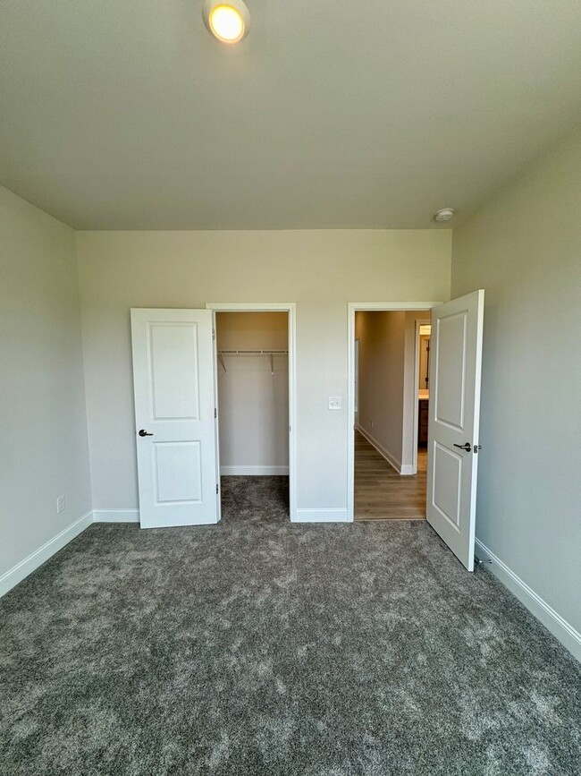Building Photo - Beautiful 3BR/2BA w/ Office Townhouse in P...