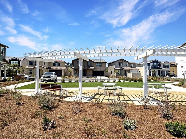 Building Photo - Stunning 4B/2.5BA New Build Home in Oceans...