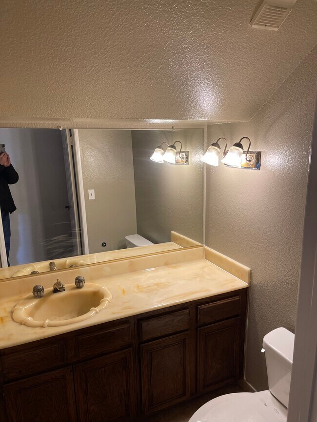 Building Photo - 7230 Kelvin Ave