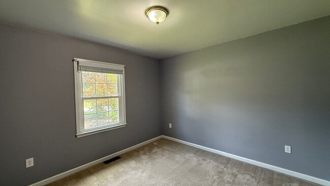 Building Photo - Three Bedroom Rambler in Fredericksburg