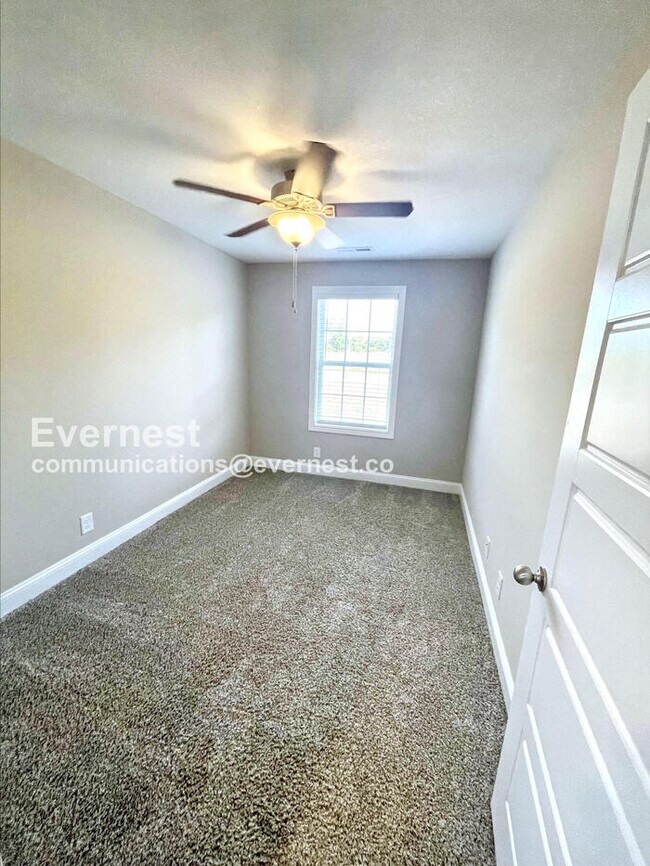Building Photo - 3 Bed, 2.5 Bath Home with Garage / Pet-Fri...