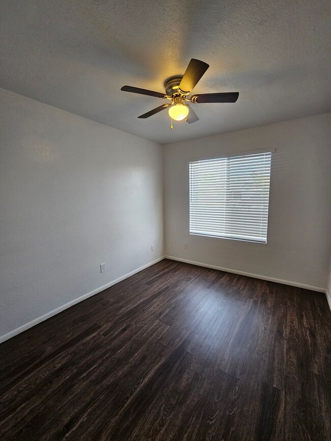 Building Photo - 3 bedroom 2 bath - North Phx home - single...