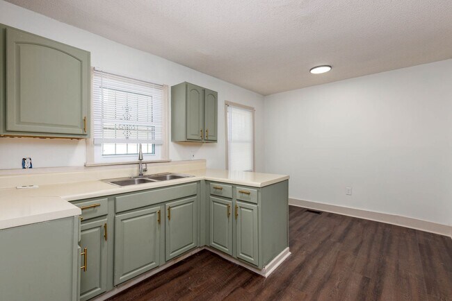 Building Photo - 3 Bedroom, 2 Bath in North Pratt