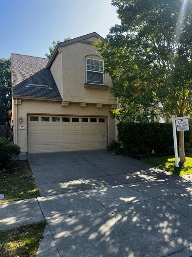 Building Photo - Desired Two Story 3 Bedroom 2.5 Bath Petal...