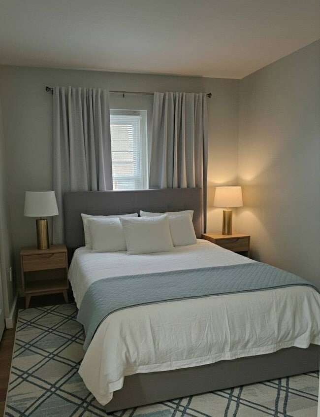 Building Photo - 13 N College St