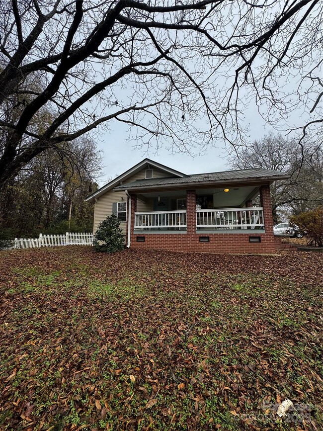 Building Photo - 404 Moss Springs Rd