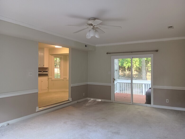 Large family room - 5505 Standing Oak Pl