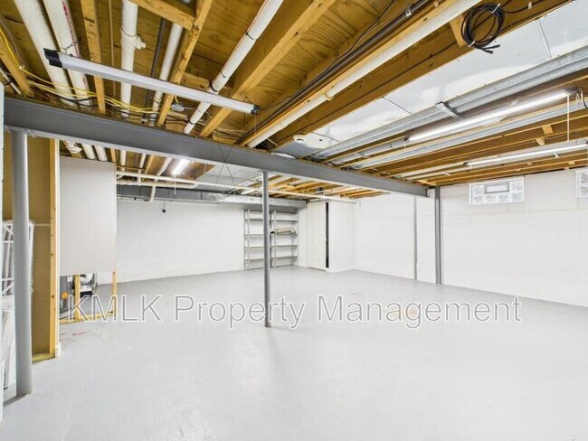 Building Photo - 874 Pleasant St