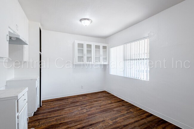 Building Photo - 3 Bedroom/2 Bath Home - $1695 per Month!