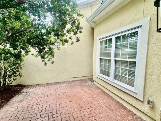 Building Photo - Three Bedroom Carriage House in Hampton Hall!