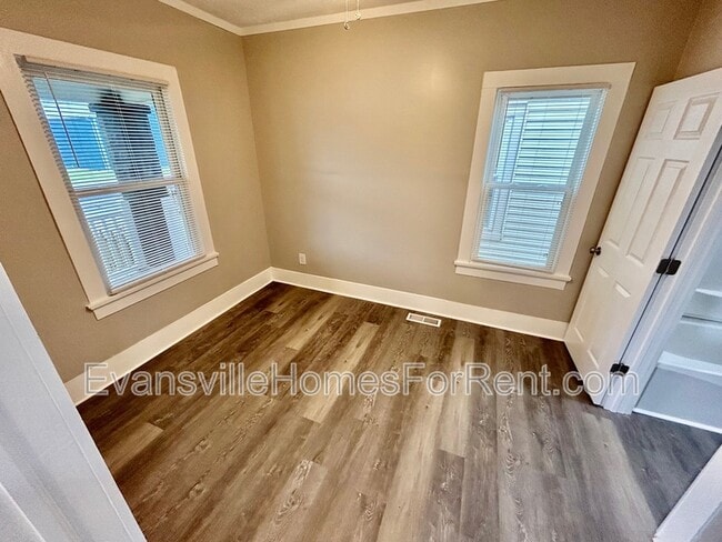 Building Photo - 712 S Barker Ave