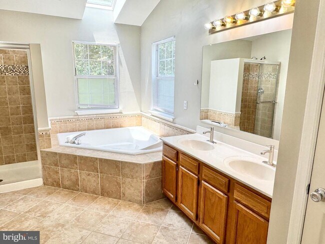 Building Photo - 16 Westchester Ct