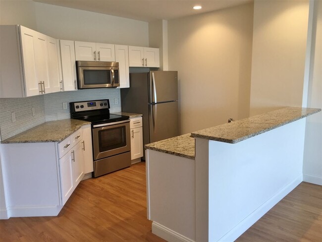 Building Photo - 875 Elm St