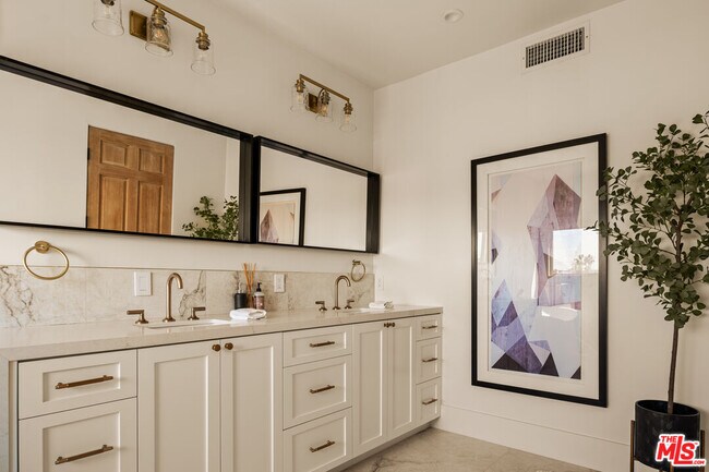 Building Photo - 3807 Vía Dolce