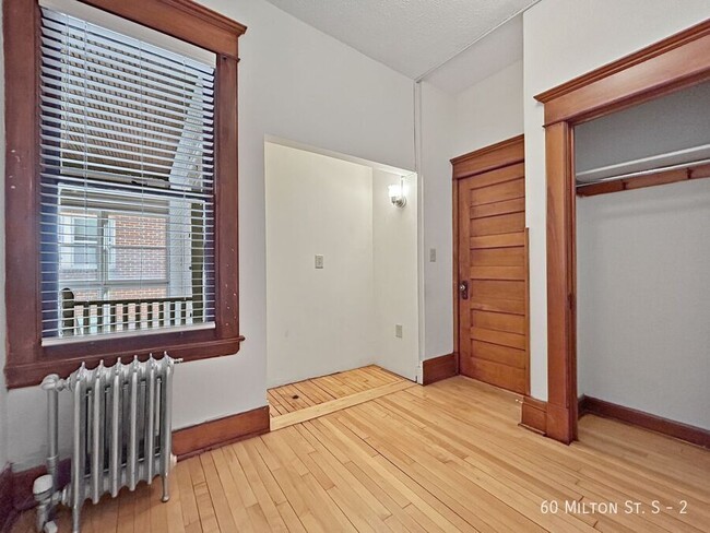 Building Photo - 2+br 1ba ~ Security Deposit Free Alternati...