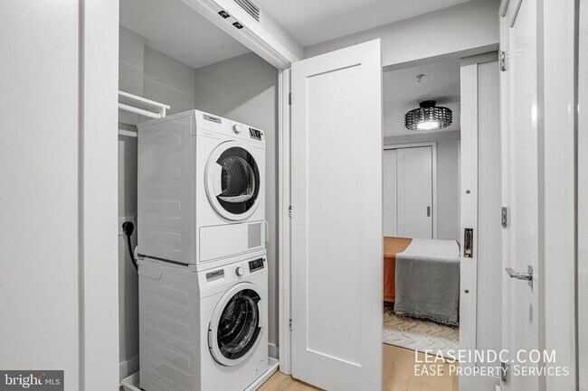 Building Photo - 1211 Van St SE