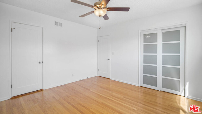 Building Photo - 5320 W 57th St