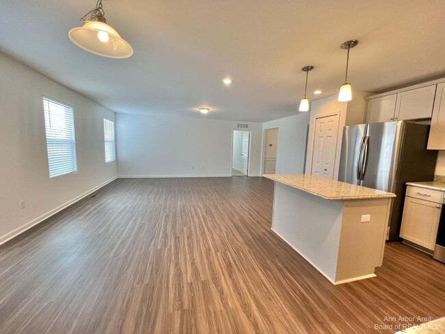 Building Photo - 10284 Swan Lake Cir