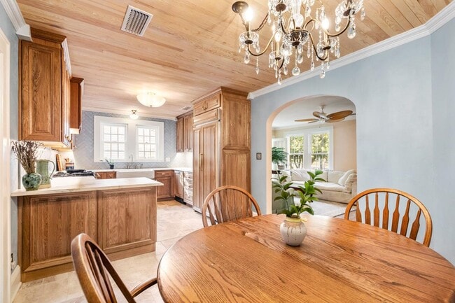 Building Photo - 821 Ingleside Ave