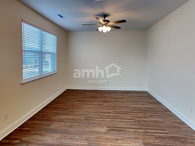 Building Photo - 1320 Lomond Dr