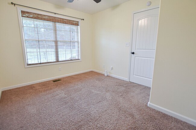 Building Photo - 3561 Aurora Dr