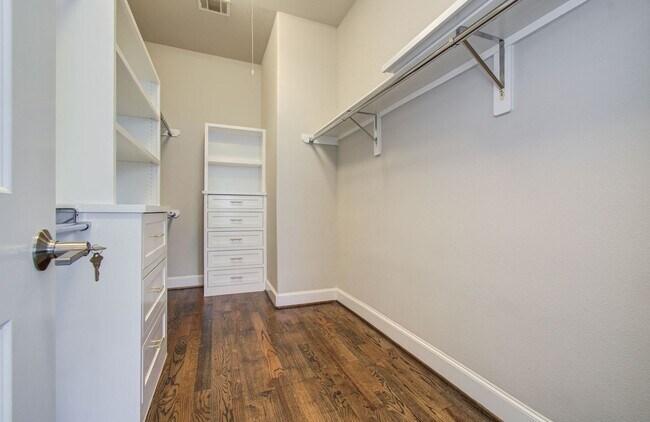 Building Photo - Beautiful 3-story House In the Heart of Ho...