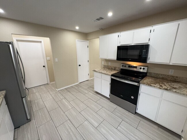 Building Photo - 2611 Littlewood Dr
