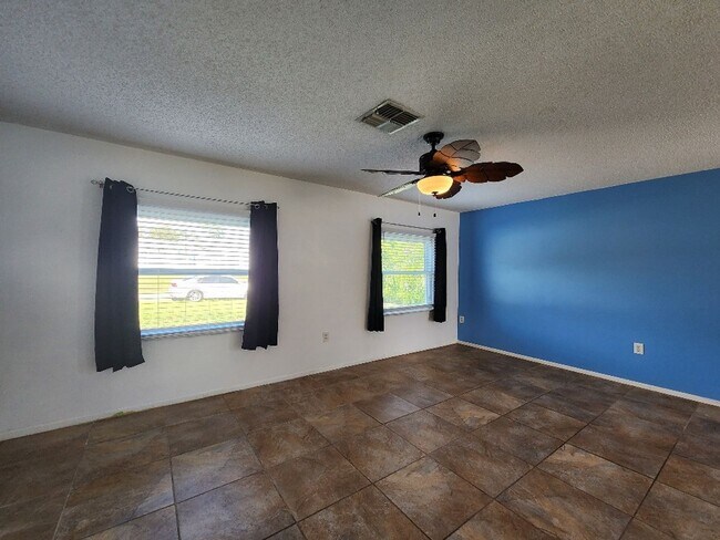 Building Photo - Gorgeous Pool Home in Spring Hill