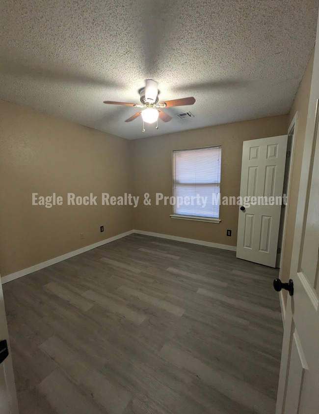 Building Photo - Tulsa House for Rent (3beds/2baths)