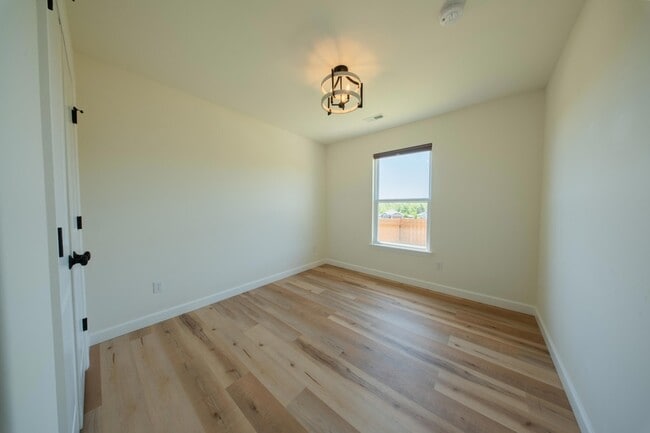 Building Photo - 708 Promenade Dr
