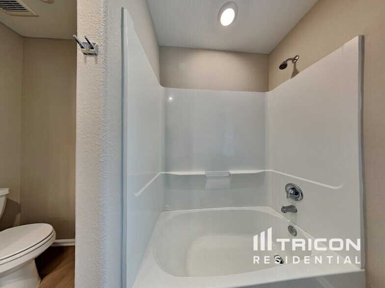 Building Photo - 10487 Pineland Dr