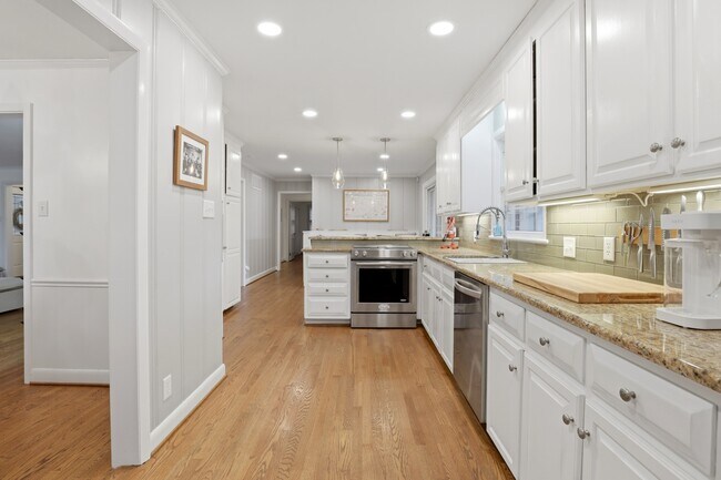 Building Photo - 1700 E Mulberry St