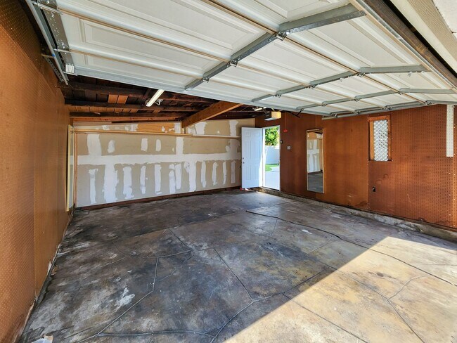 Building Photo - Elegant 3BD/2BA Oasis in the Heart of Glen...