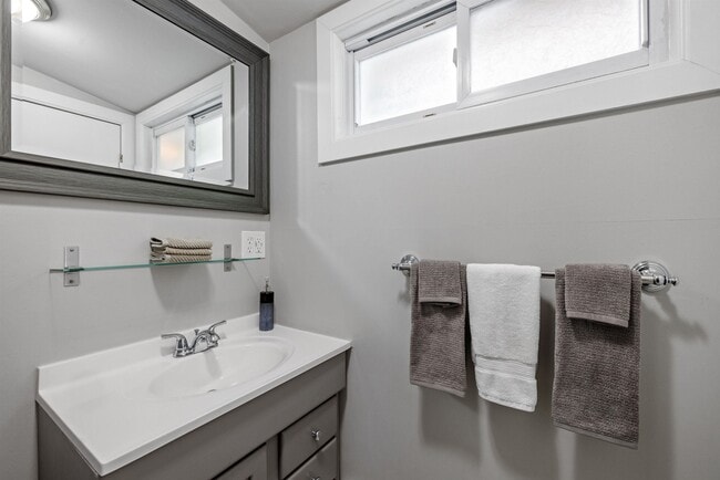 Building Photo - 792 Grove St