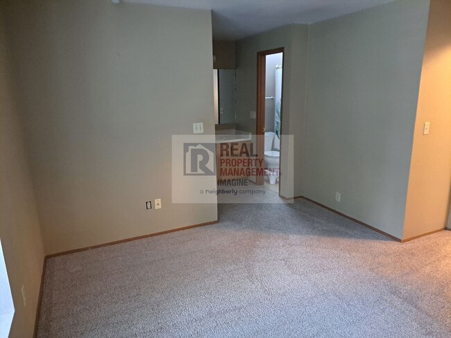 Building Photo - Check out this adorable 2.0 bedroom, 2.0 b...