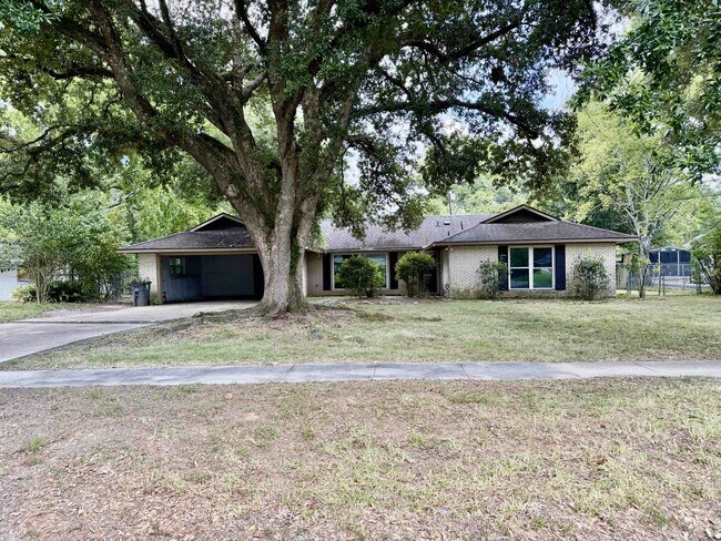 Building Photo - 735 Westbrook Dr