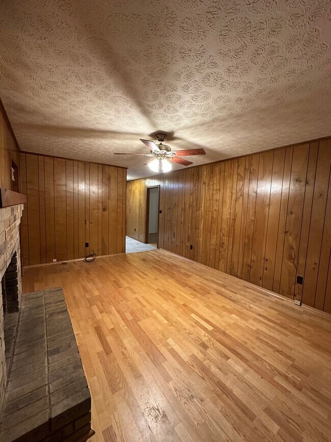 Building Photo - Available now,  3/2 with large unfinished basement, in University Heights