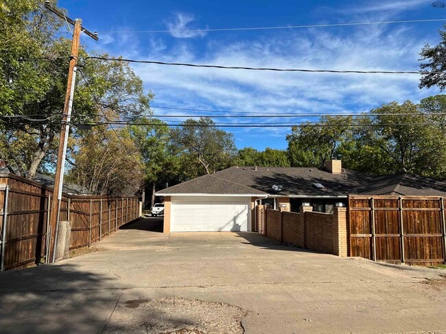 Building Photo - 2411 Clayton Ln