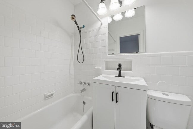 Building Photo - 2030 N Quinn St