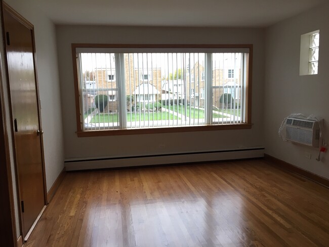 living room - 5870 N Elston Ave