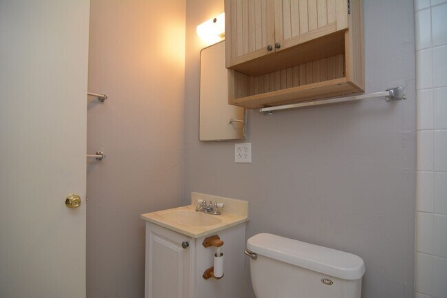 Building Photo - Remodeled 3 Bedroom 2 Bath House! Central/...