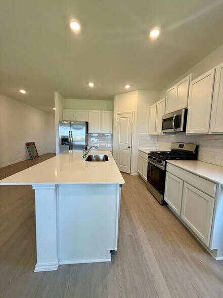 Building Photo - 306 Camargue Dr