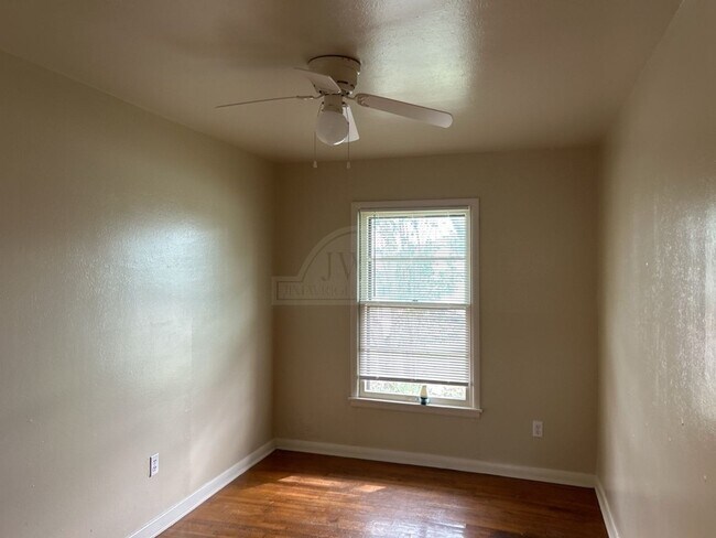 Building Photo - 408 Allen St