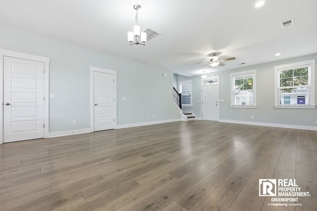Building Photo - Oversized Kitchen + Prime Park Circle Location | 2BR Townhome