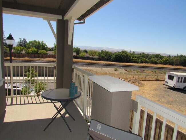 Building Photo - Gorgeous 4 Bed, 2.5 Bath Townhome in Prime Location near Downtown Livermore