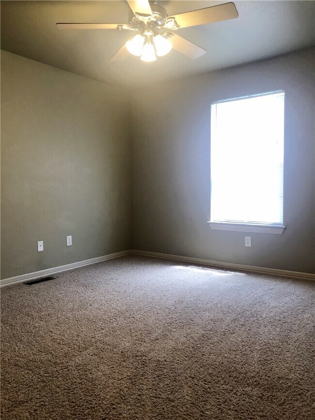 Building Photo - 10 S Woodsprings Dr