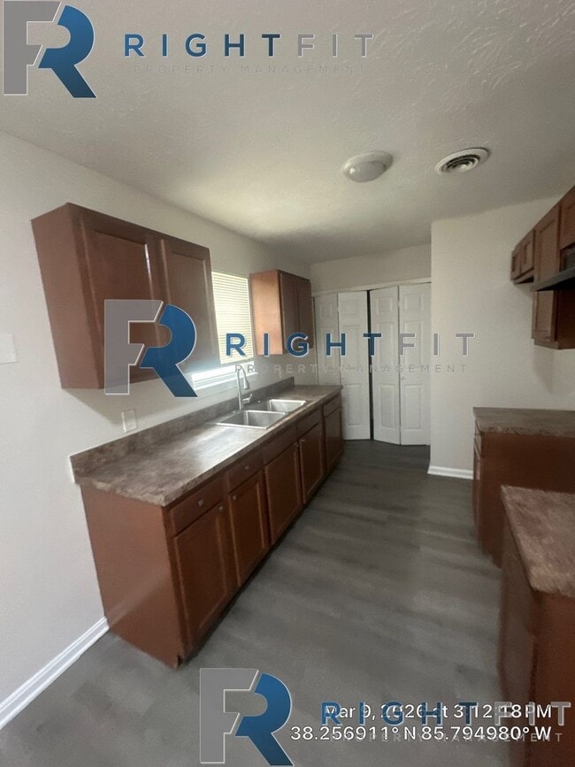 Building Photo - Gorgeous Renovated Home in Louisville