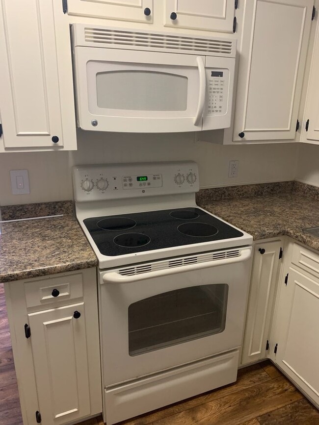 Building Photo - Beautiful Townhouse in Gated Community