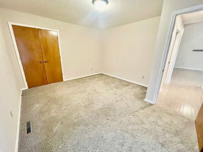 Building Photo - 1233 E Ogorman Ct