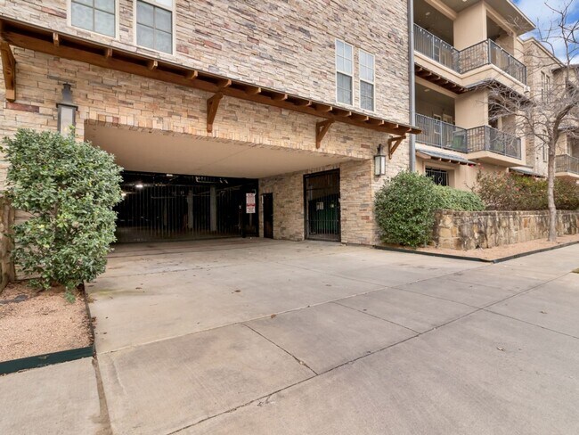 Building Photo - 2800 Sandage Ave